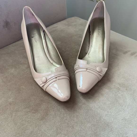These cute tan business heels by: Kelly & Kate size 7 - Picture 4 of 4